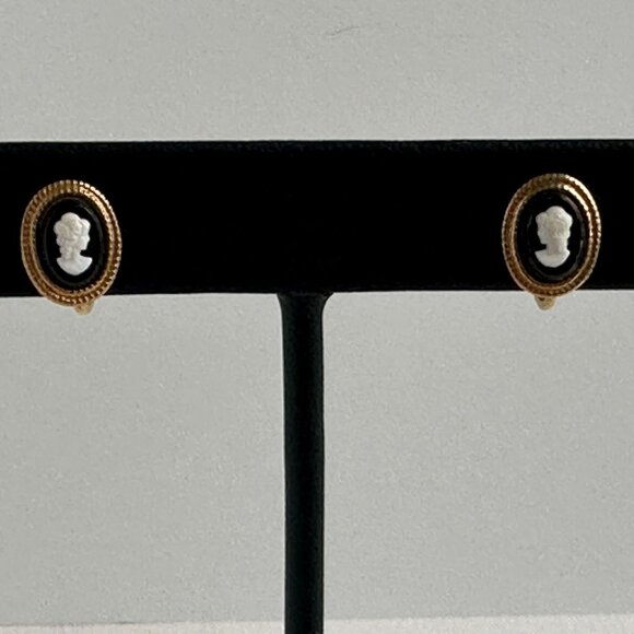Vintage Black & White Cameo Clip-On Earrings Gold-Tone Oval 1/2" Resin - Picture 11 of 14